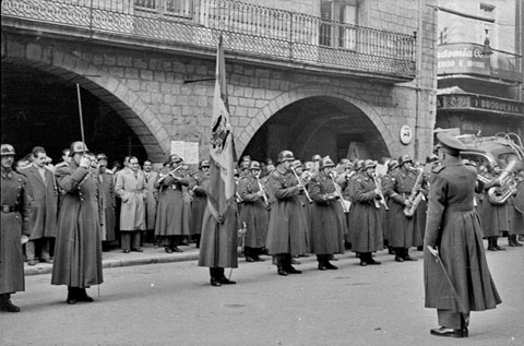 Arribada dels Reis d'Orient. Actuació d'una banda militar a la plaça del Vi. 6 de gener 1953