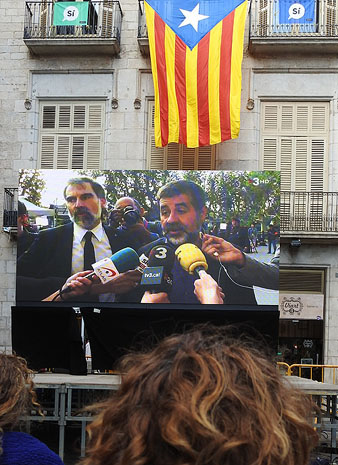 La pantalla de seguiment. En Jordi Sánchez i en Jordi Cuixart