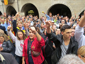 Rebuig de les actuacions policials de l'1-O. Concentració a la plaça del Vi, i rebuda dels bombers