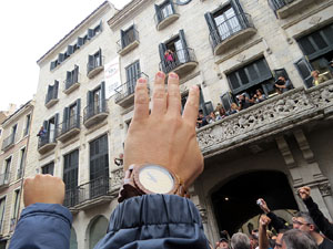 Rebuig de les actuacions policials de l'1-O. Concentració a la plaça del Vi, i rebuda dels bombers