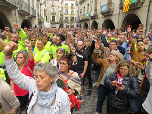 Rebuig de les actuacions policials de l'1-O. Concentració a la plaça del Vi, i rebuda dels bombers