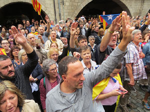 Rebuig de les actuacions policials de l'1-O. Concentració a la plaça del Vi, i rebuda dels bombers