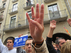 Rebuig de les actuacions policials de l'1-O. Concentració a la plaça del Vi, i rebuda dels bombers