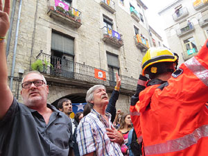 Rebuig de les actuacions policials de l'1-O. Concentració a la plaça del Vi, i rebuda dels bombers
