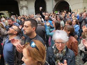 Rebuig de les actuacions policials de l'1-O. Concentració a la plaça del Vi, i rebuda dels bombers
