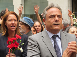 Rebuig de les actuacions policials de l'1-O. Concentració a la plaça del Vi, i rebuda dels bombers