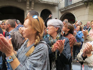 Rebuig de les actuacions policials de l'1-O. Concentració a la plaça del Vi, i rebuda dels bombers