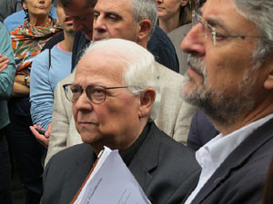 Rebuig de les actuacions policials de l'1-O. Concentració a la plaça del Vi, i rebuda dels bombers