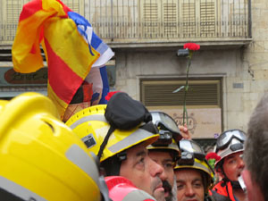 Rebuig de les actuacions policials de l'1-O. Concentració a la plaça del Vi, i rebuda dels bombers