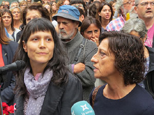 Rebuig de les actuacions policials de l'1-O. Concentració a la plaça del Vi, i rebuda dels bombers