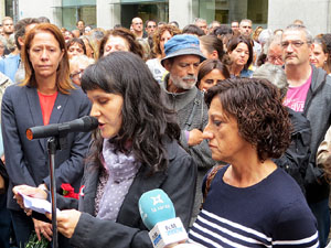 Rebuig de les actuacions policials de l'1-O. Concentració a la plaça del Vi, i rebuda dels bombers