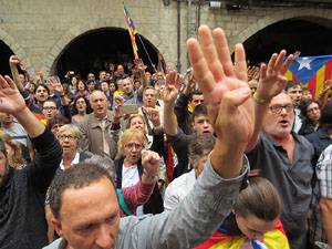 Rebuig de les actuacions policials de l'1-O. Concentració a la plaça del Vi, i rebuda dels bombers