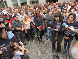 Rebuig de les actuacions policials de l'1-O. Concentració a la plaça del Vi, i rebuda dels bombers