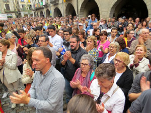 Rebuig de les actuacions policials de l'1-O. Concentració a la plaça del Vi, i rebuda dels bombers