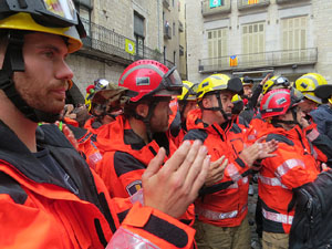 Rebuig de les actuacions policials de l'1-O. Concentració a la plaça del Vi, i rebuda dels bombers