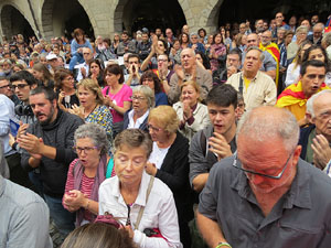 Rebuig de les actuacions policials de l'1-O. Concentració a la plaça del Vi, i rebuda dels bombers