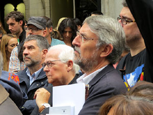 Rebuig de les actuacions policials de l'1-O. Concentració a la plaça del Vi, i rebuda dels bombers