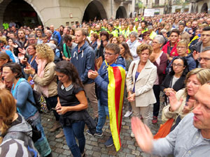 Rebuig de les actuacions policials de l'1-O. Concentració a la plaça del Vi, i rebuda dels bombers