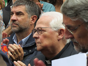 Rebuig de les actuacions policials de l'1-O. Concentració a la plaça del Vi, i rebuda dels bombers