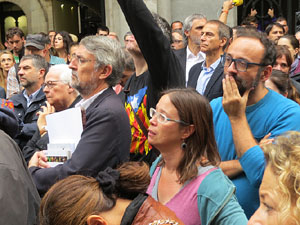 Rebuig de les actuacions policials de l'1-O. Concentració a la plaça del Vi, i rebuda dels bombers