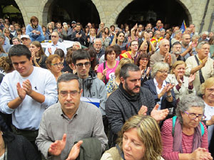 Rebuig de les actuacions policials de l'1-O. Concentració a la plaça del Vi, i rebuda dels bombers