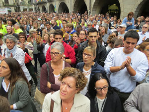Rebuig de les actuacions policials de l'1-O. Concentració a la plaça del Vi, i rebuda dels bombers