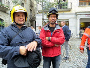 Rebuig de les actuacions policials de l'1-O. Concentració a la plaça del Vi, i rebuda dels bombers