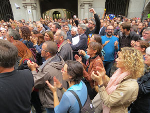 Rebuig de les actuacions policials de l'1-O. Concentració a la plaça del Vi, i rebuda dels bombers
