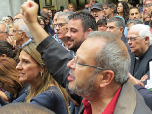 Rebuig de les actuacions policials de l'1-O. Concentració a la plaça del Vi, i rebuda dels bombers