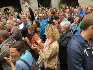 Rebuig de les actuacions policials de l'1-O. Concentració a la plaça del Vi, i rebuda dels bombers