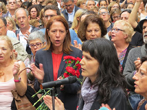 Rebuig de les actuacions policials de l'1-O. Concentració a la plaça del Vi, i rebuda dels bombers