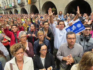 Rebuig de les actuacions policials de l'1-O. Concentració a la plaça del Vi, i rebuda dels bombers