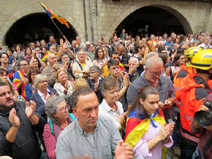 Rebuig de les actuacions policials de l'1-O. Concentració a la plaça del Vi, i rebuda dels bombers