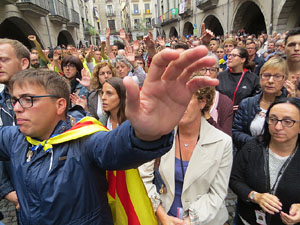Rebuig de les actuacions policials de l'1-O. Concentració a la plaça del Vi, i rebuda dels bombers