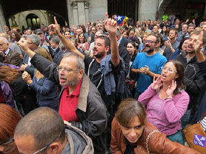 Rebuig de les actuacions policials de l'1-O. Concentració a la plaça del Vi, i rebuda dels bombers