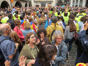 Rebuig de les actuacions policials de l'1-O. Concentració a la plaça del Vi, i rebuda dels bombers