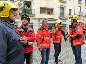 Rebuig de les actuacions policials de l'1-O. Concentració a la plaça del Vi, i rebuda dels bombers