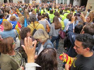 Rebuig de les actuacions policials de l'1-O. Concentració a la plaça del Vi, i rebuda dels bombers