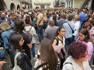 Rebuig de les actuacions policials de l'1-O. Concentració a la plaça del Vi, i rebuda dels bombers