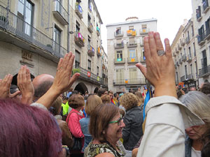 Rebuig de les actuacions policials de l'1-O. Concentració a la plaça del Vi, i rebuda dels bombers