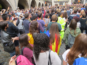 Rebuig de les actuacions policials de l'1-O. Concentració a la plaça del Vi, i rebuda dels bombers