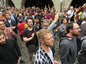 Rebuig de les actuacions policials de l'1-O. Concentració a la plaça del Vi, i rebuda dels bombers