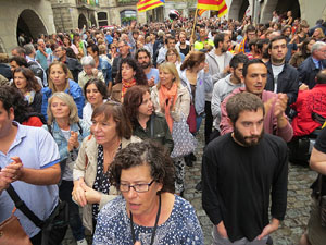Rebuig de les actuacions policials de l'1-O. Concentració a la plaça del Vi, i rebuda dels bombers
