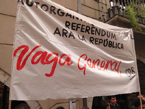 Rebuig de les actuacions policials de l'1-O. Concentració a la plaça del Vi, i rebuda dels bombers