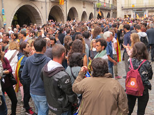 Rebuig de les actuacions policials de l'1-O. Concentració a la plaça del Vi, i rebuda dels bombers