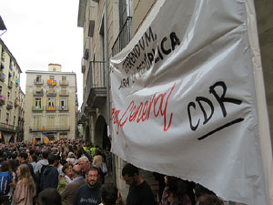 Rebuig de les actuacions policials de l'1-O. Concentració a la plaça del Vi, i rebuda dels bombers