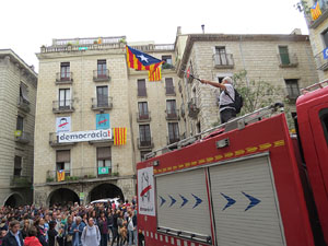 Rebuig de les actuacions policials de l'1-O. Concentració a la plaça del Vi, i rebuda dels bombers