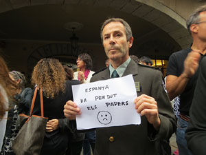 Rebuig de les actuacions policials de l'1-O. Concentració a la plaça del Vi, i rebuda dels bombers