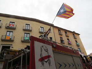 Rebuig de les actuacions policials de l'1-O. Concentració a la plaça del Vi, i rebuda dels bombers