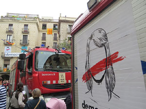 Rebuig de les actuacions policials de l'1-O. Concentració a la plaça del Vi, i rebuda dels bombers